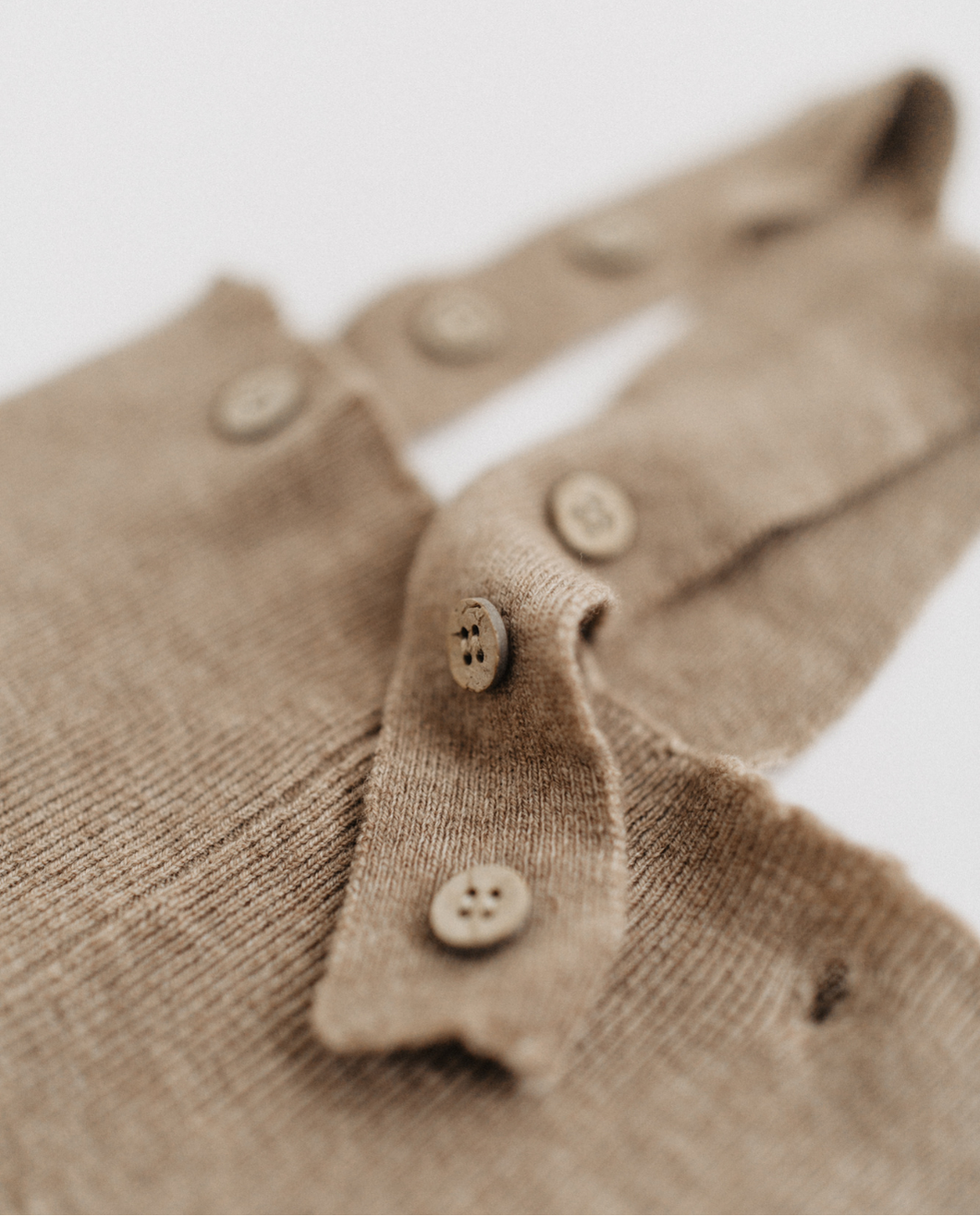 Mitwachsende Bio Merino Baby-Stricklatzhose in coffee