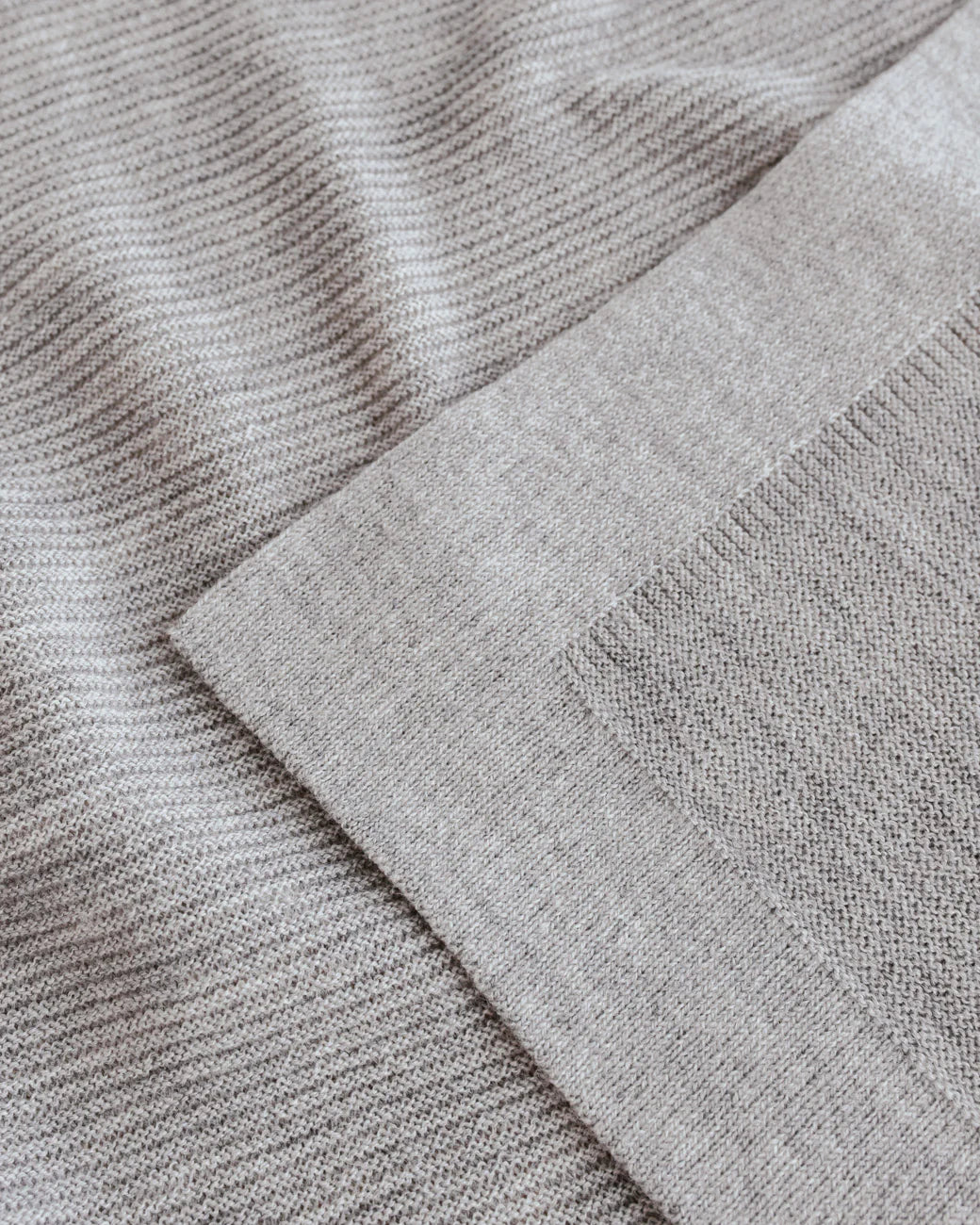 Hvid Merino Babydecke "Gust" in grau melange