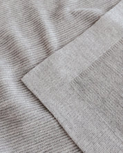 Hvid Merino Babydecke "Gust" in grau melange