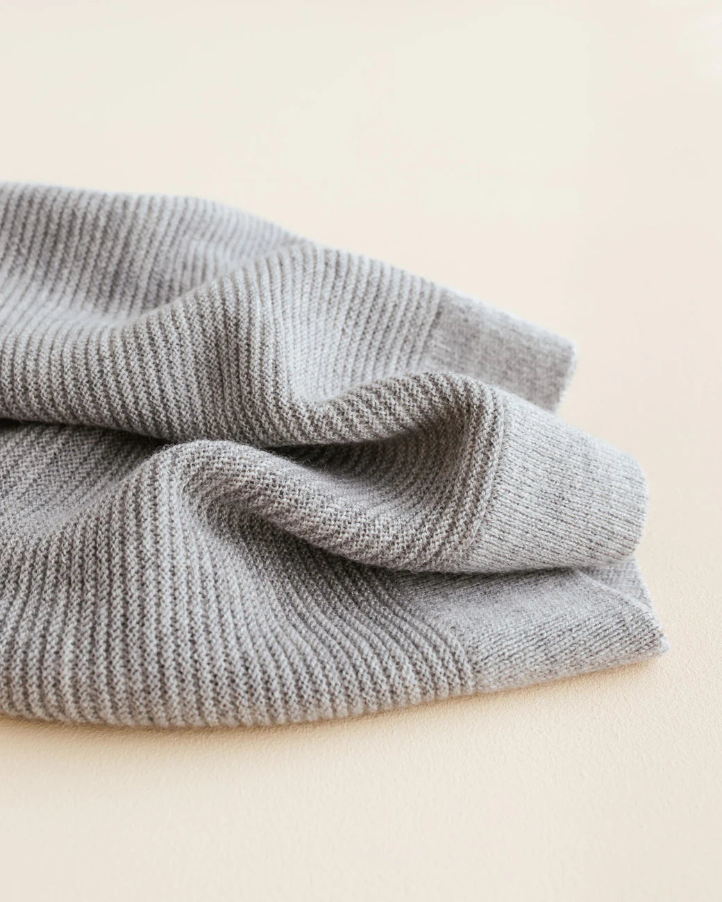 Hvid Merino Babydecke "Gust" in grau melange
