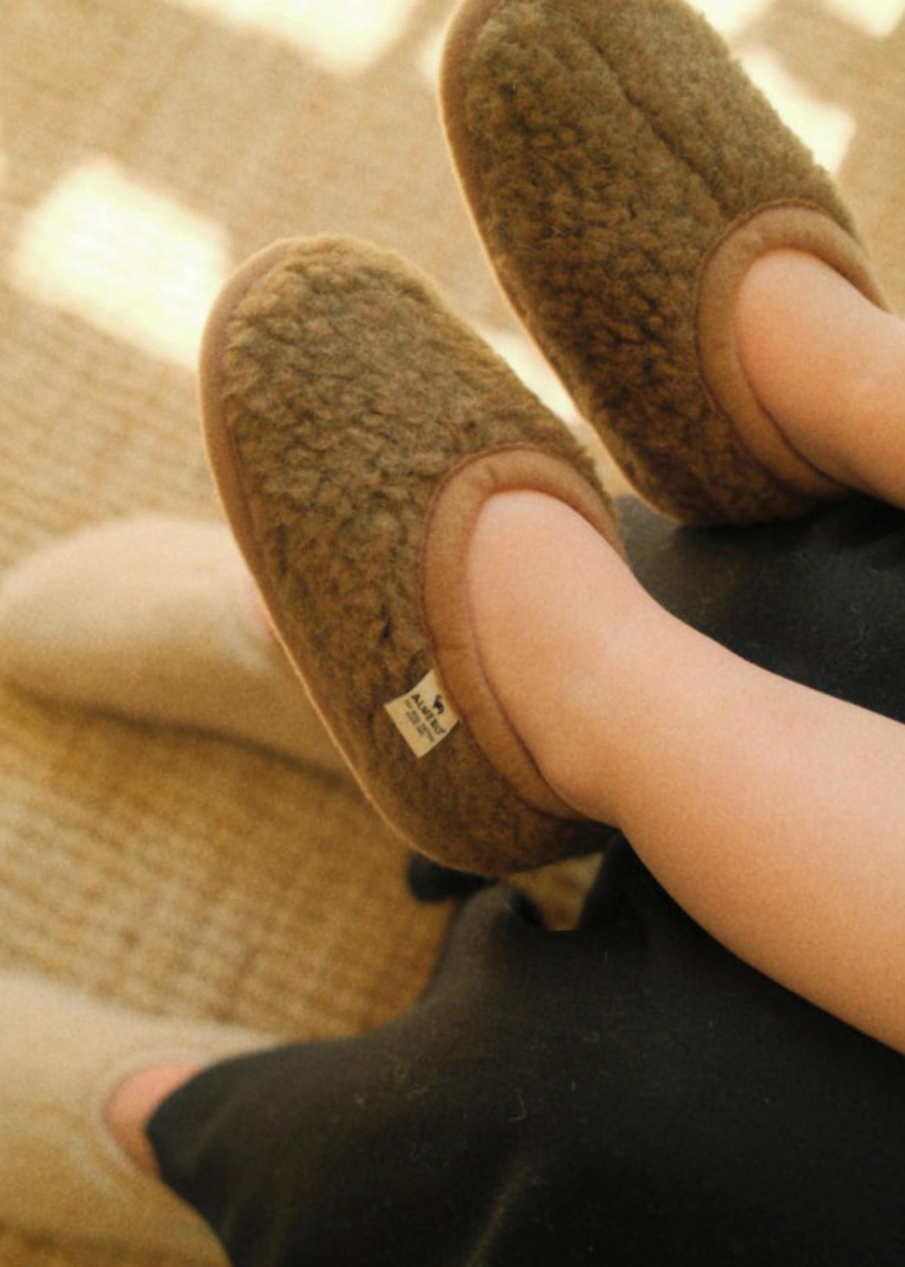 alwero-kinder-woll-hausschuhe-braun-cloudlet-slippers-coucounatur-biowoll-hausschuhe-fuer-kinder-1_bafb3d10-1082-43fe-92c3-55af15ee3bf5.jpg
