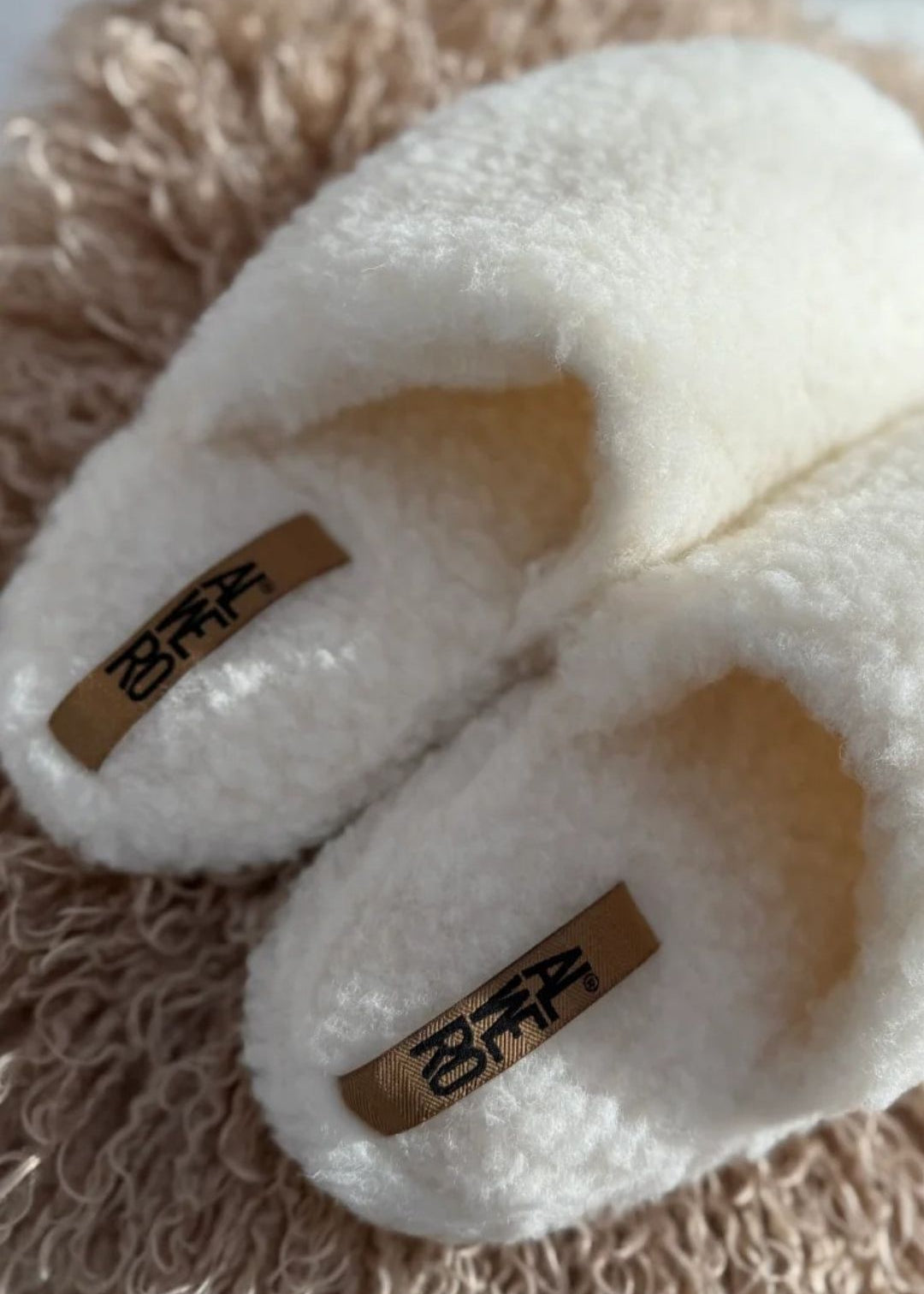 alwero-kuschelhausschuhe-cream-wolle2.jpg
