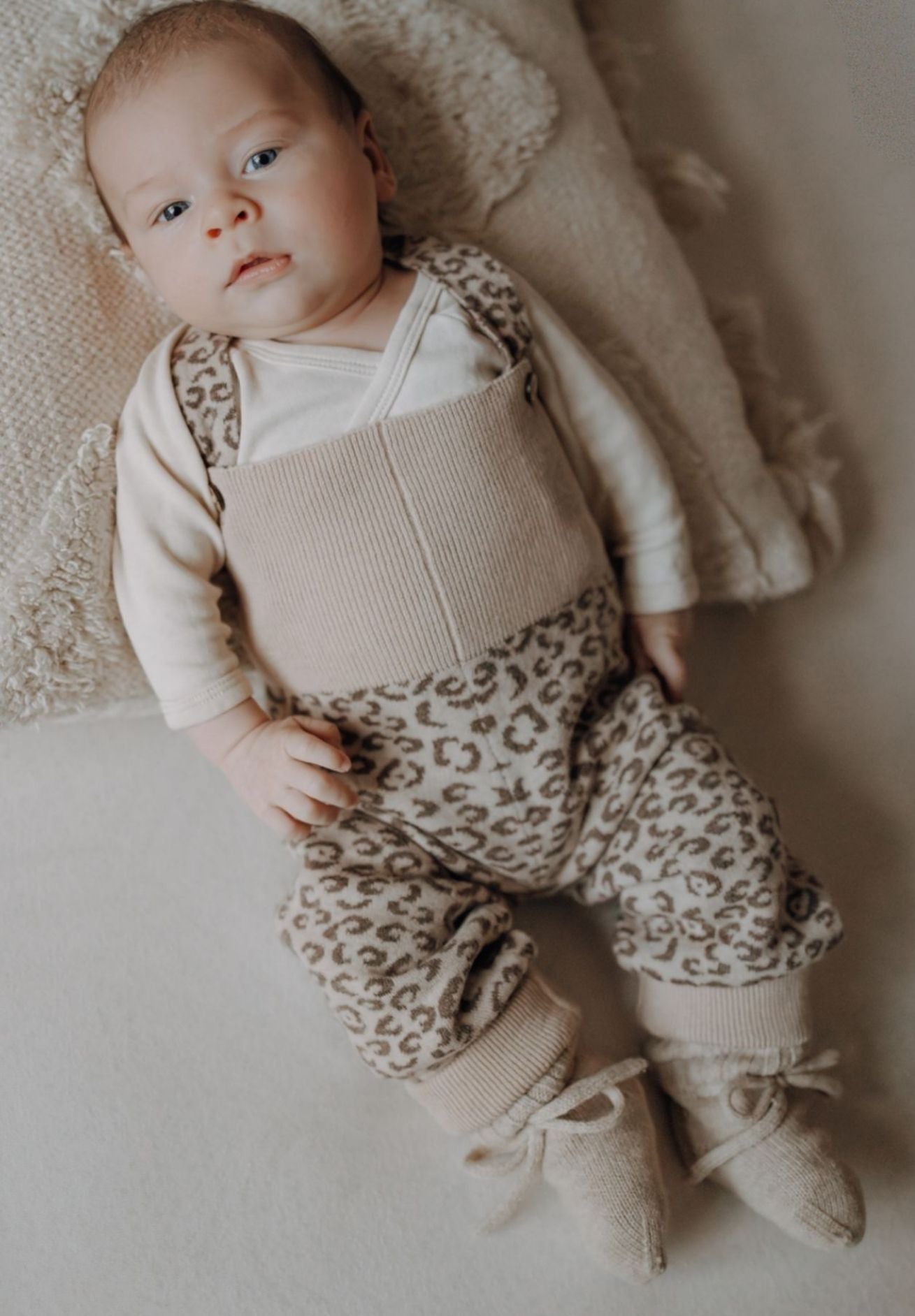 Mitwachsende Bio Merino Baby-Stricklatzhose in leo