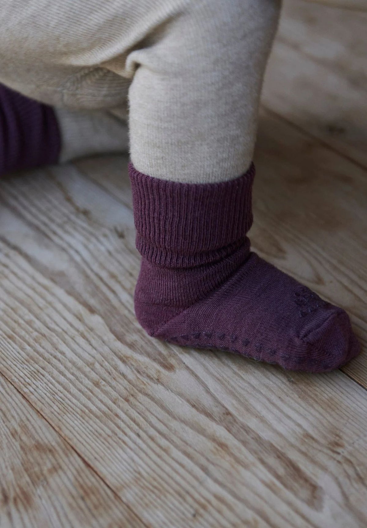 gobabygo Antirutsch Woll Socken "grape skin"