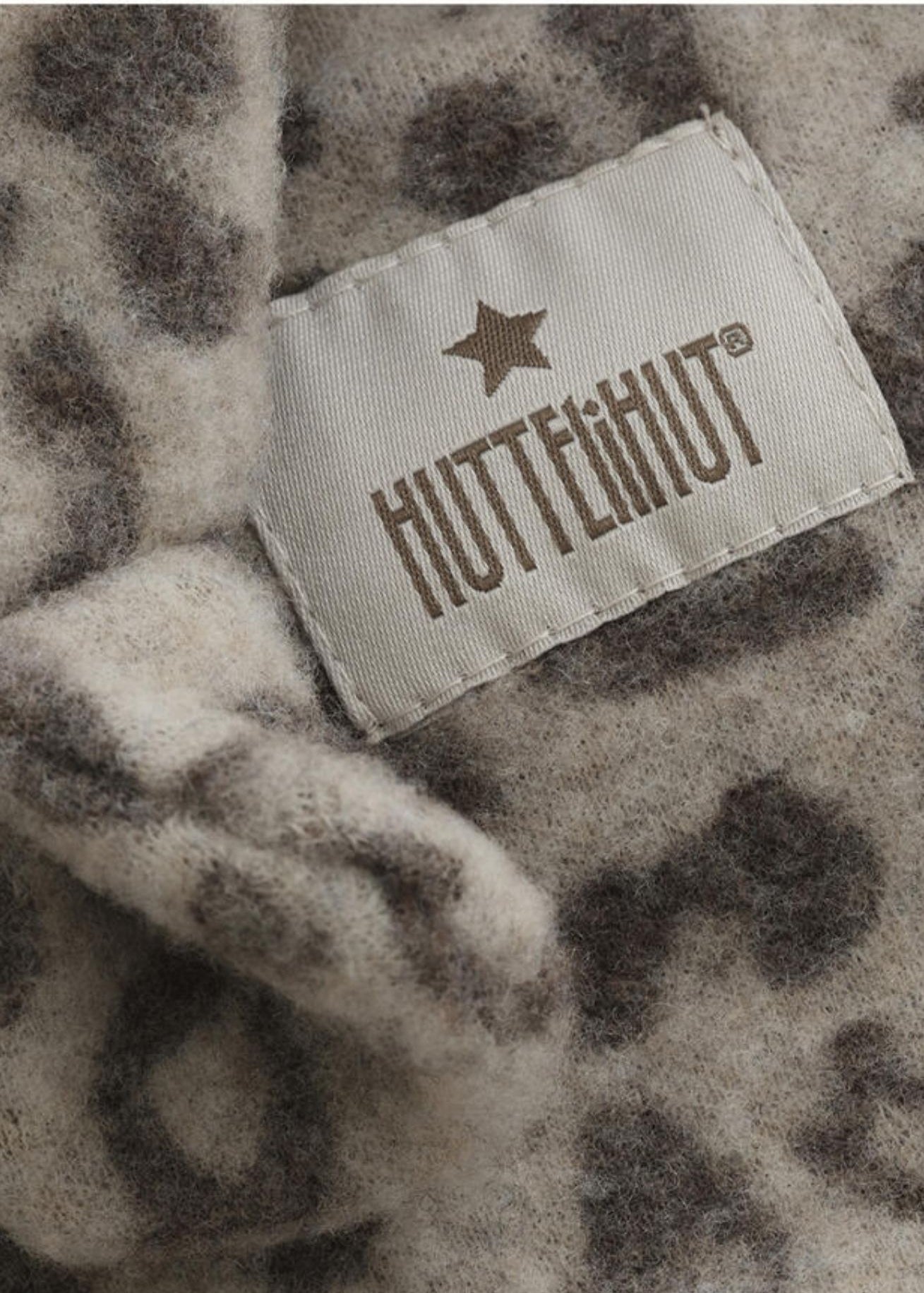 huttelihut-wollfleece-jacke-kinderjacke-aus-wolle-leo-muster-coucounatur-details_76076158-6229-42d3-b869-fd0757282c59.jpg
