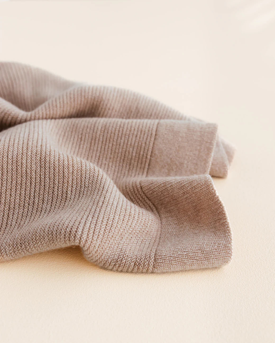 Hvid Merino Babydecke "Gust" in sand