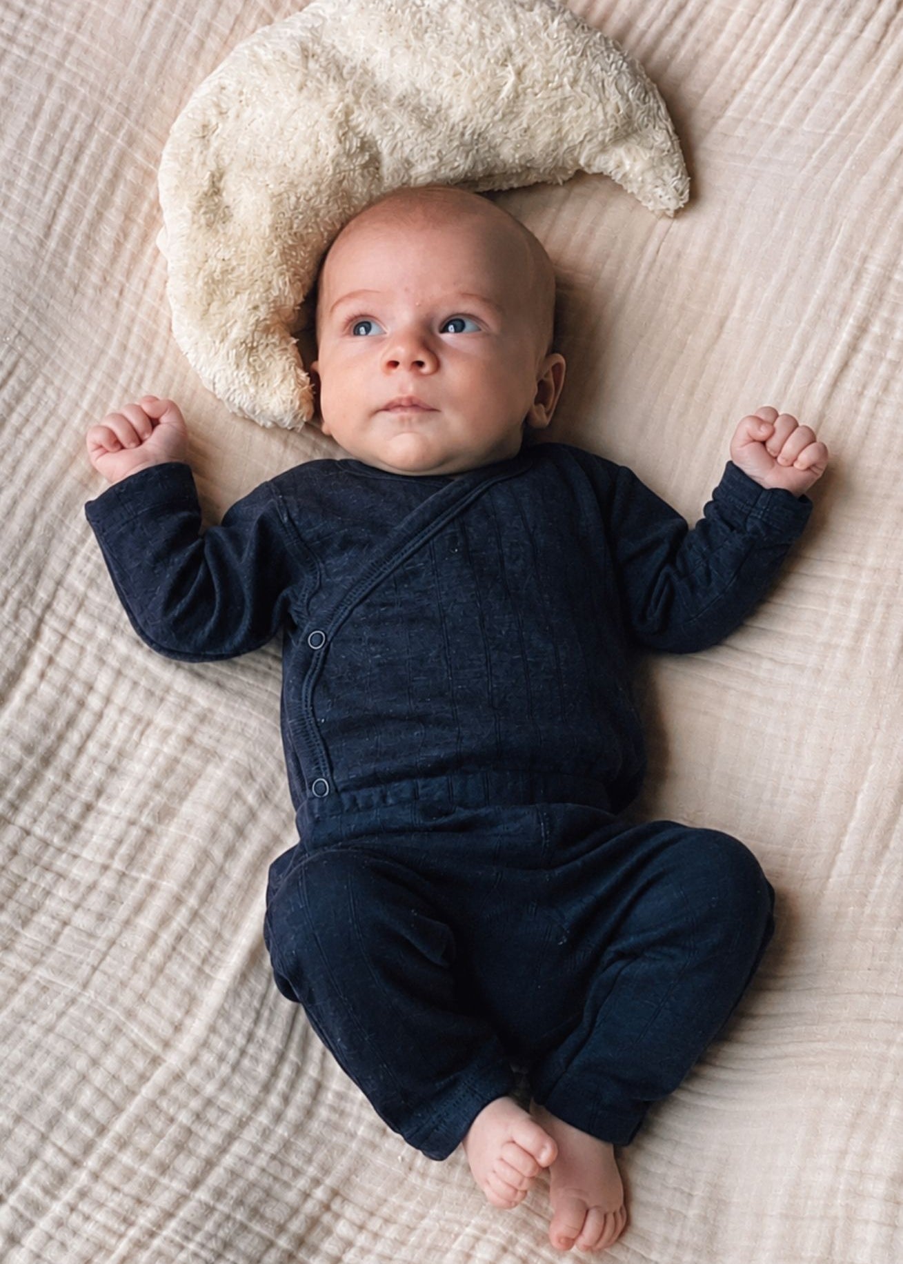 joha-wolle-seide-body-wickelbody-aus-wolle-seide-joha-dunkelblau-geschenk-zur-geburt-eines-babys-nachhaltiges-geschenk-coucounatur-natuerlichebabyausstattung.jpg