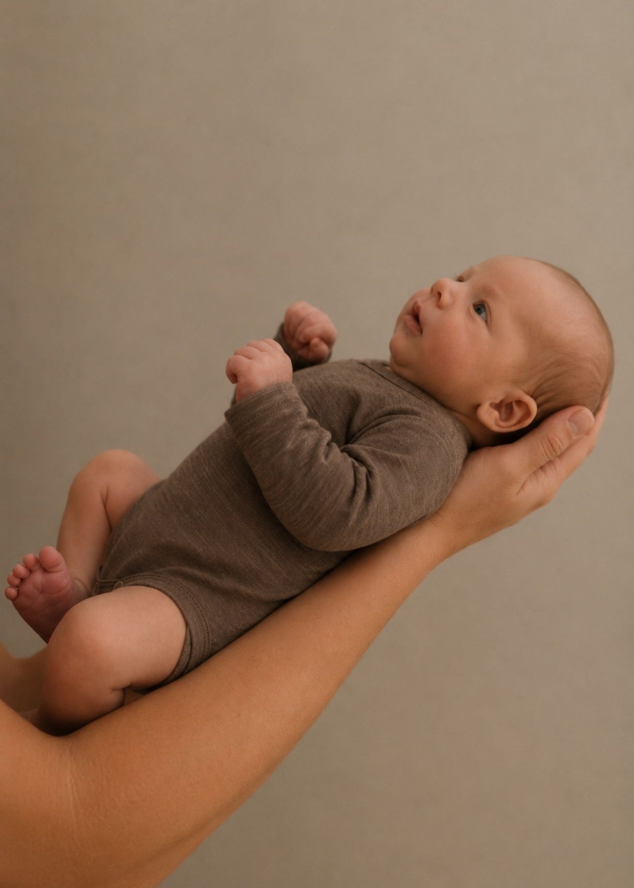 joha-wolle-seide-wickelbody-brownmelange-coucounatur-geschenkzurgeburt-babybody-aus-naturfaser.jpg