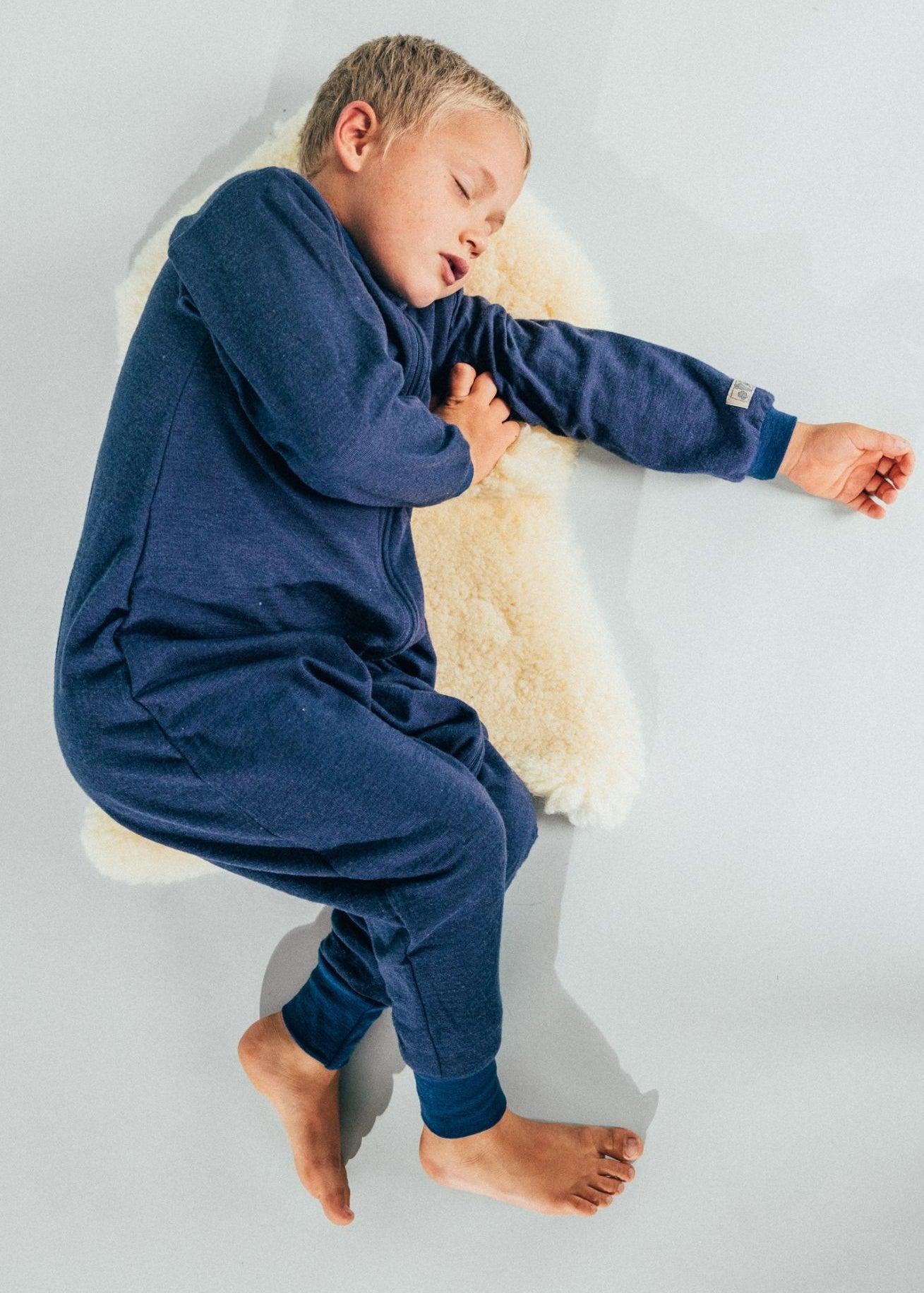 lilano-wolle-seide-ganzjahres-schlafsack-mit-fuss-grosse-kinder-krabbelkinder-dunkelblau-coucounatur-1.jpg