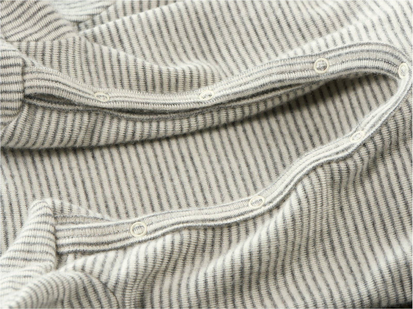 Lilano Baby Strampler mit Fuß Wolle Seide versch. Farben