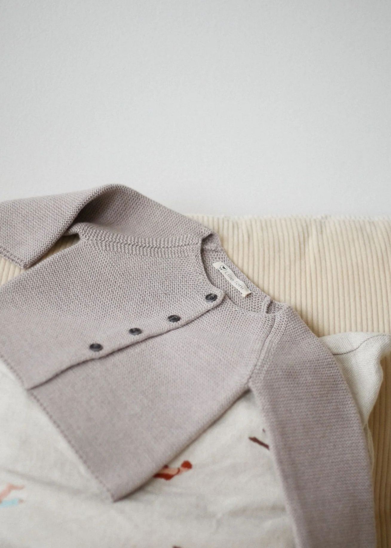 lilletoni-merino-cardigan-camelmelange-mitwachsend1.jpg