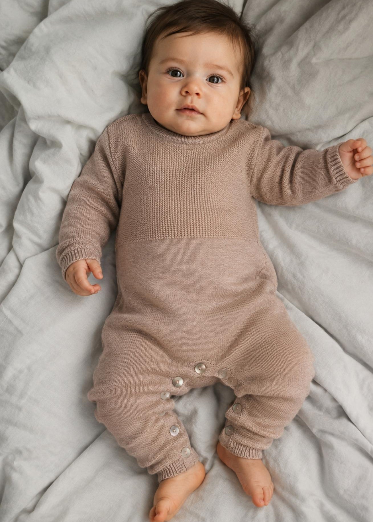 maglificio-di-verona-strickoverall-sand-beige-feine-merinowolle-strampler-babystrampler-coucounatur-erstausstattung.jpg