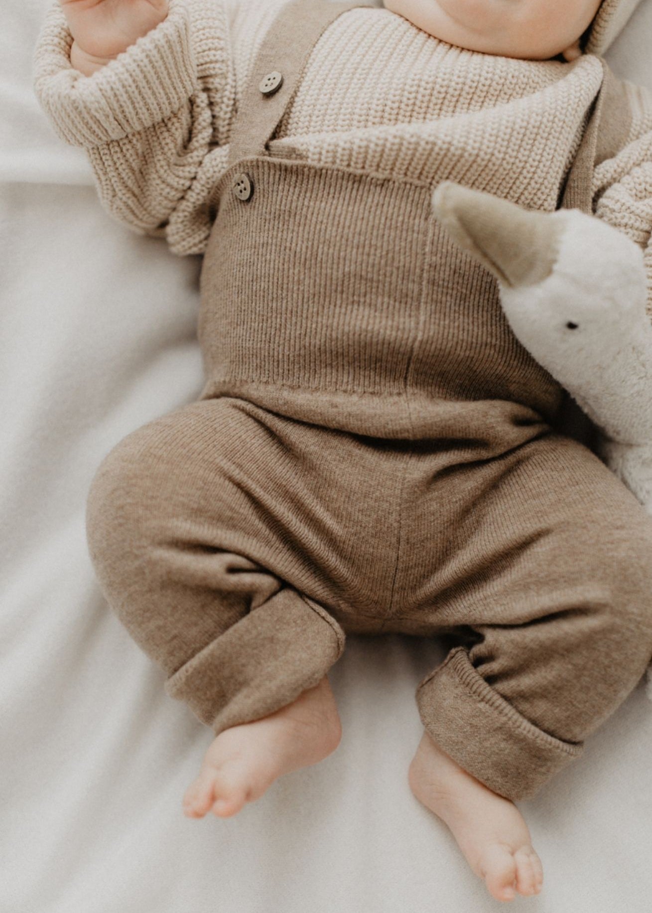 mitwachsende-babystrickhose-merinowolle-coucounatur-natur-latzhose-verstellbar-babyhose-cappuccino_13022dba-085c-427f-84fc-53410420a18a.jpg