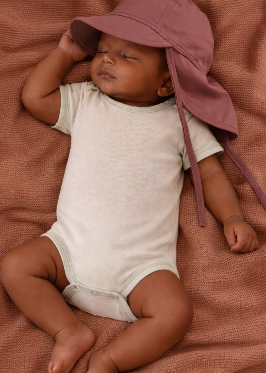 uvschutz-bambus-sonnenhut-baby-coucounatur-beere.jpg